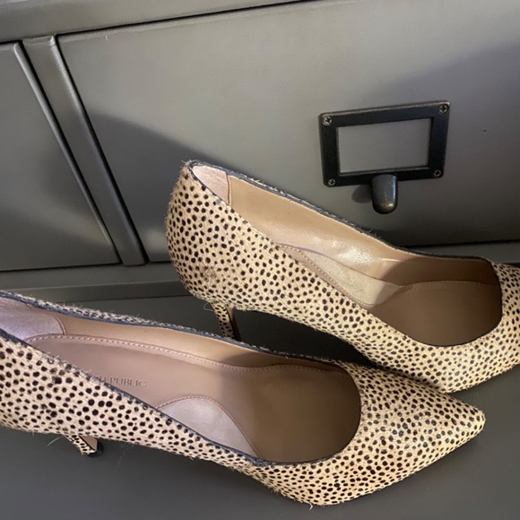 Banana Republic Tan and Black Heels - Picture 3 of 4